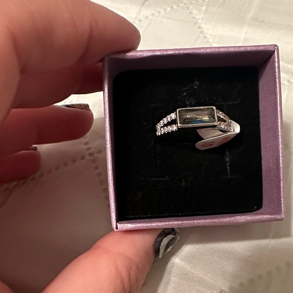 Stunning Silver and Clear Stone Women's Ring